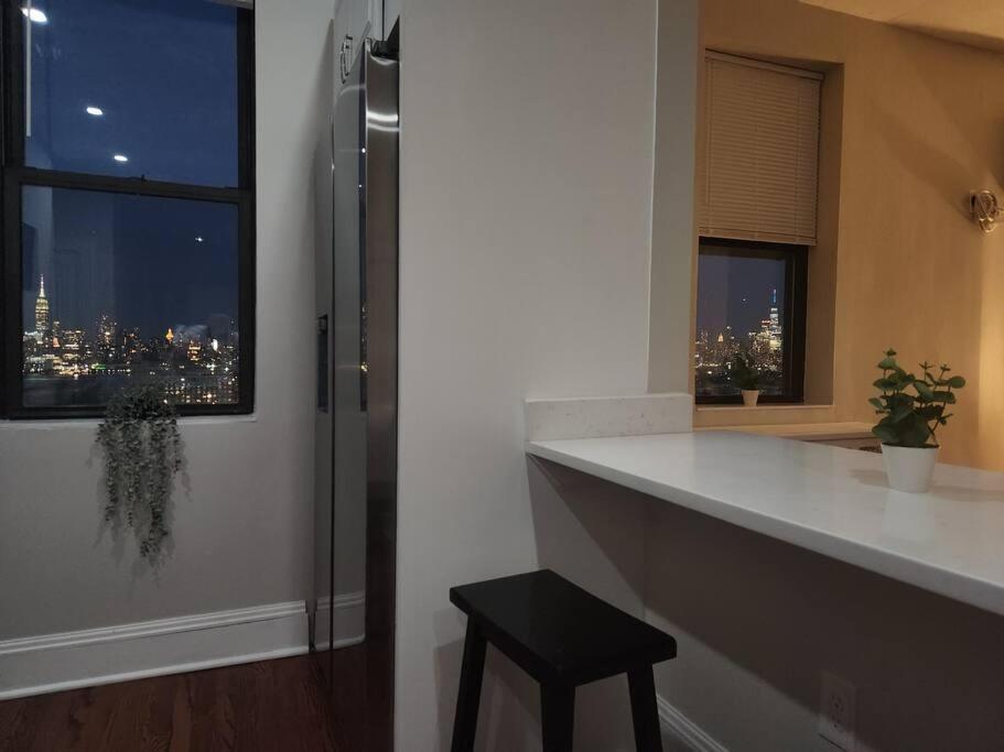 Elegant 2 Bed Gem! Mins From Nyc Apartamento Union City Exterior foto