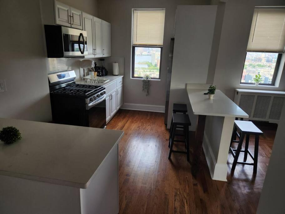 Elegant 2 Bed Gem! Mins From Nyc Apartamento Union City Exterior foto