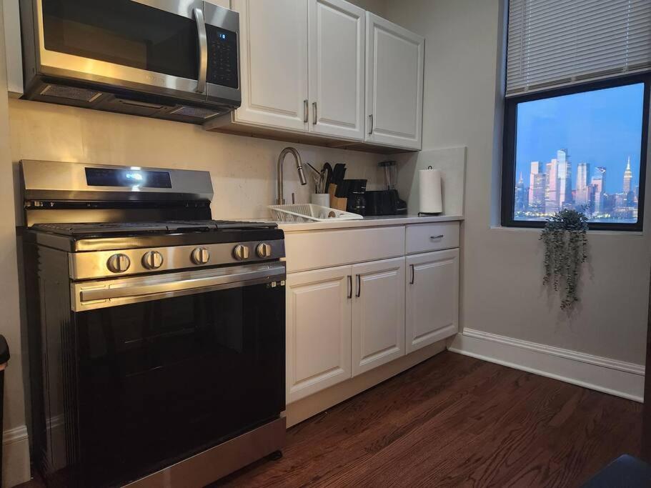 Elegant 2 Bed Gem! Mins From Nyc Apartamento Union City Exterior foto