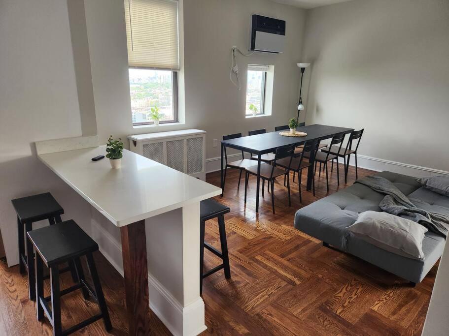 Elegant 2 Bed Gem! Mins From Nyc Apartamento Union City Exterior foto